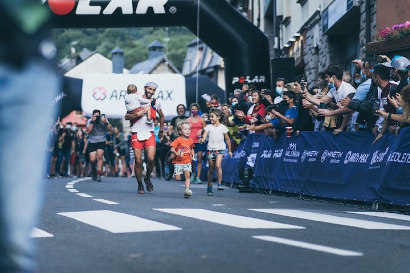 Aritz Egea entrando a meta de la mano de sus hijos. Crédito: Carlos Llerandi / Val d’Aran by UTMB®