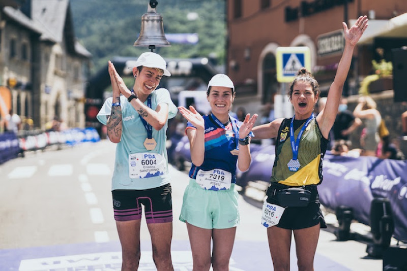 Las tres primeras clasificadas de la PDA, Cristina Santurino (2), Andreea-Alina Piscu (1), Karina Gómez (3). Crédito: Carlos Llerandi / Val d’Aran by UTMB®