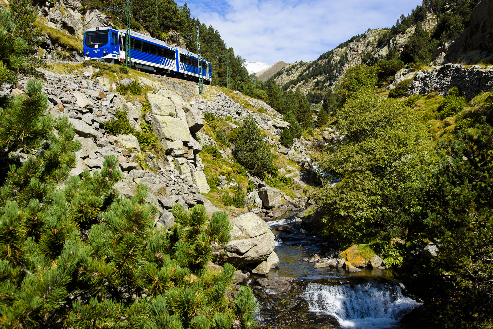 vall-de-nuria-cremallera-hacia-santuario.jpg