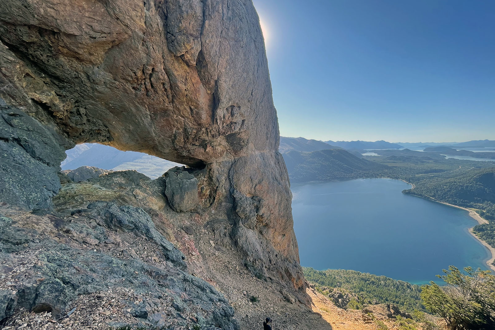 ventana-que-da-nombre-al-cerro-ventana-bariloche-patagonia-lugares-de-aventura-lugares-de-nieve.jpg