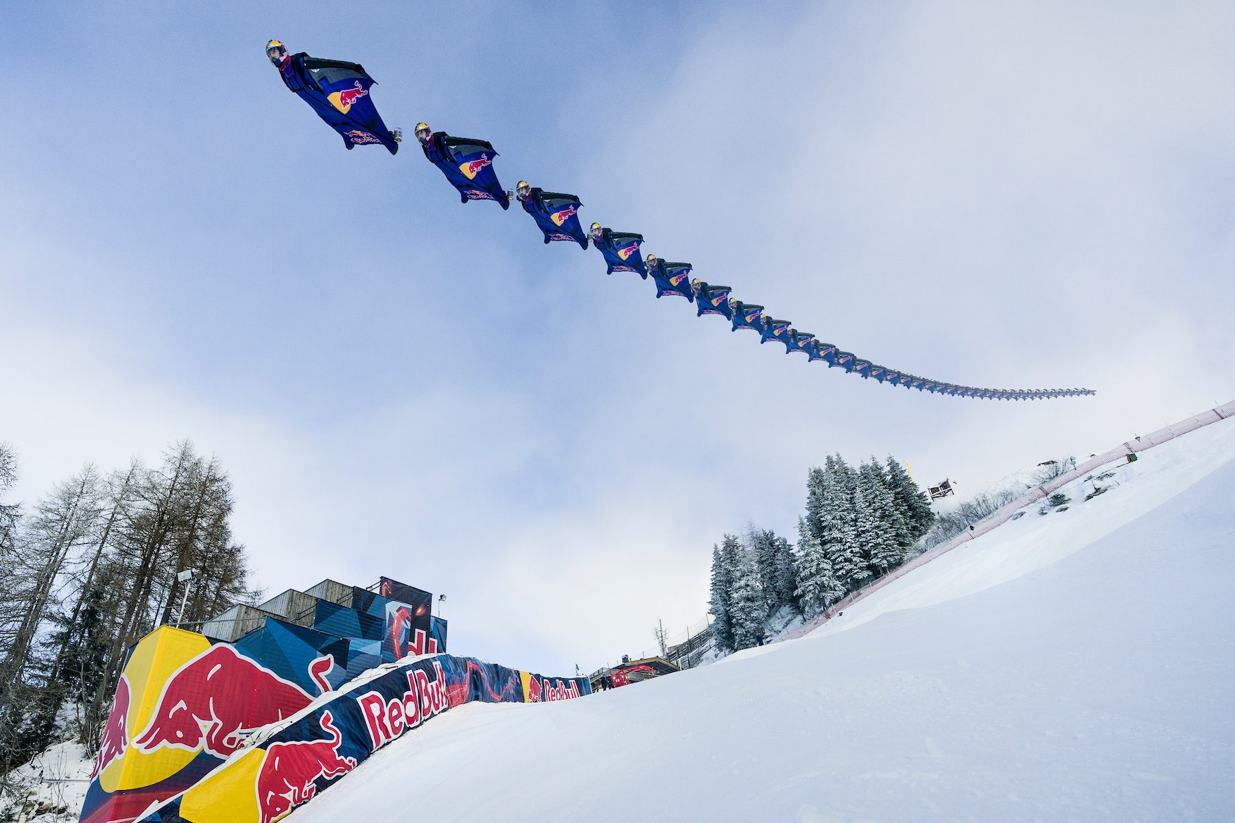 Un piloto de traje de alas del equipo Red Bull Skydive desciende del Streif en Kitzbuehel, Austria.