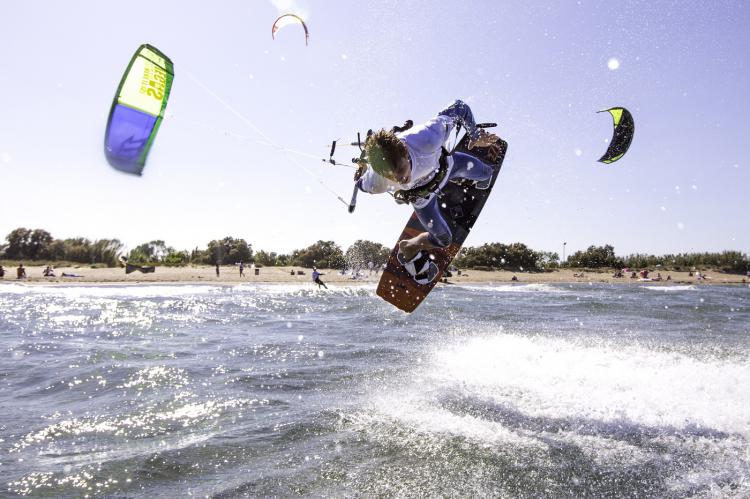 El número de practicantes de kitesurf crece cada año y algunos empiezan desde muy jóvenes.