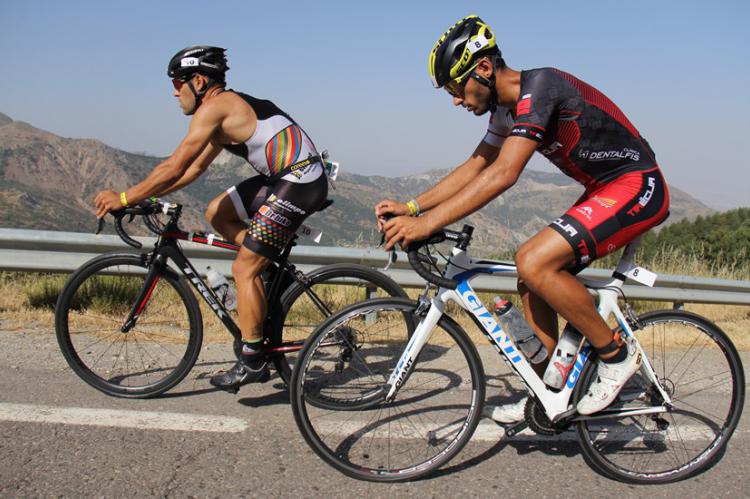 Alejandro Carrasco y Sonia Ortiz triunfadores del Triatlón de Sierra Nevada 