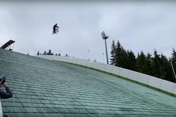 Aparatosa caída buscando el récord de salto en bicicleta en un trampolín de esquí