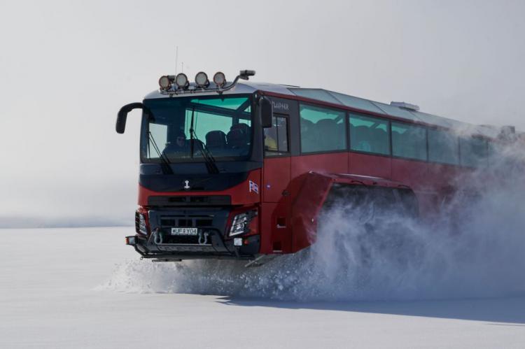 Bus de ciencia ficción para visitar un glaciar de Islandia en peligro de desaparición