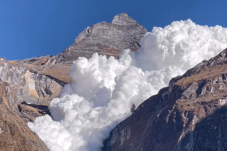Esto es lo que pasa si te quedas grabando con el móvil el descenso de una gigantesca avalancha. Captura del vídeo.