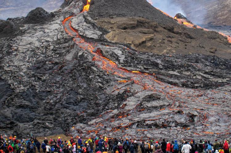 Un volcán de Islandia en plena erupción se convierte en una atracción turística