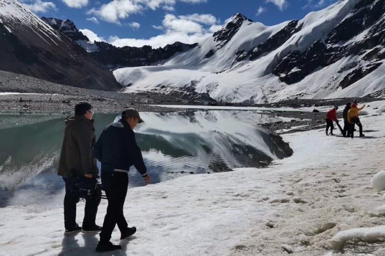 Con una altitud de 6.010 metros, Khukchung Gangri es el glaciar más próximo a Lhasa y permite practicar escalada de roca y hielo, esquiar o bañarse en aguas termales.