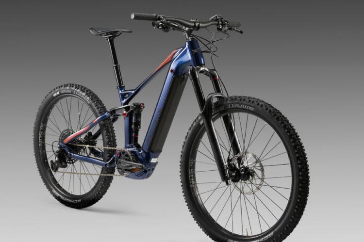 Decathlon saca una mountain bike eléctrica de alta gama a un precio sin competencia