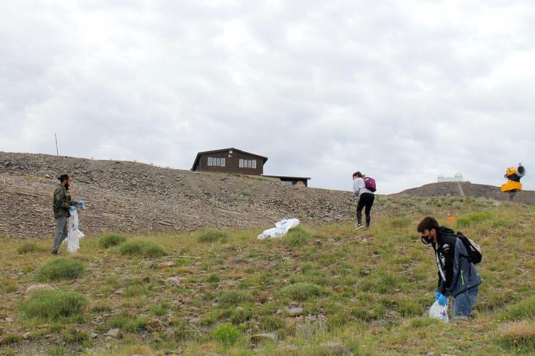 Operación limpieza en Sierra Nevada antes del inicio de la temporada de verano
