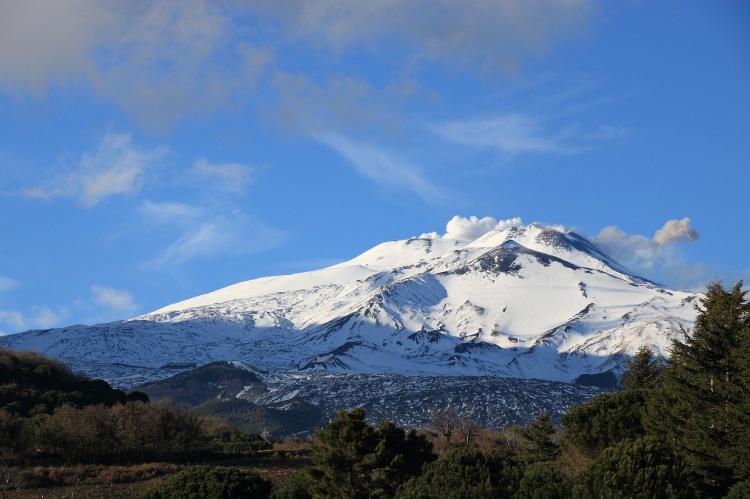 El Mt. Etna, el mayor volcán activo de Europa, crece 30 metros hasta los 3.357 