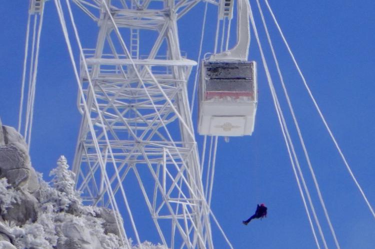 21 personas rescatadas tras pasar la Nochevieja atrapadas en un teleférico en Estados Unidos