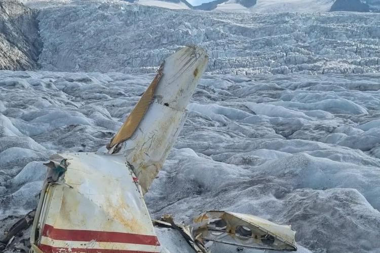 El deshielo de un glaciar descubre un avión estrellado hace medio siglo en los Alpes