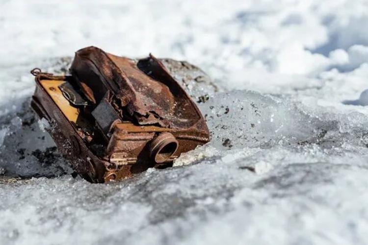 Recuperada una cámara que dos exploradores abandonaron en un glaciar en 1937