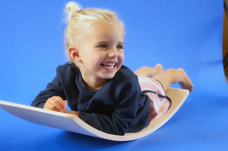 Tabla de equilibrio Montessori de Decathlon. Fotografía: Decathlon