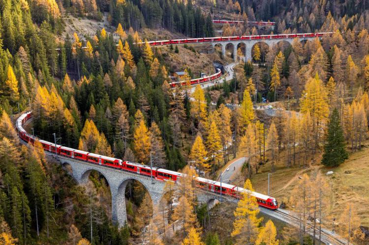 El tren de pasajeros más largo del mundo cruza por un día los Alpes suizos