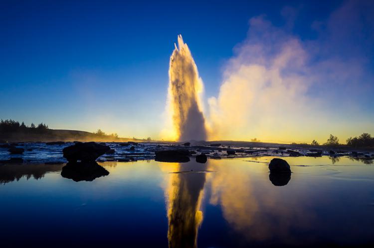 El géiser Strokkur emitiendo su fumarola. Situado en Haukadalur, el valle de los géiseres. Islandia. 