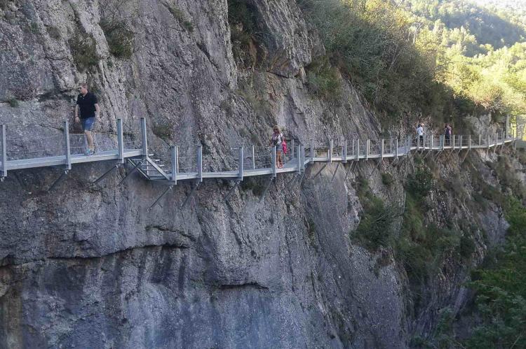 Panticosa vuelve a abrir sus pasarelas por Semana Santa mientras aún esquía
