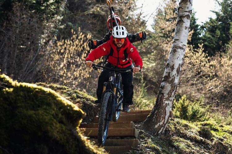 Aymar Navarro usa una BTT eléctica para encontrar nuevas líneas que esquiar en invierno