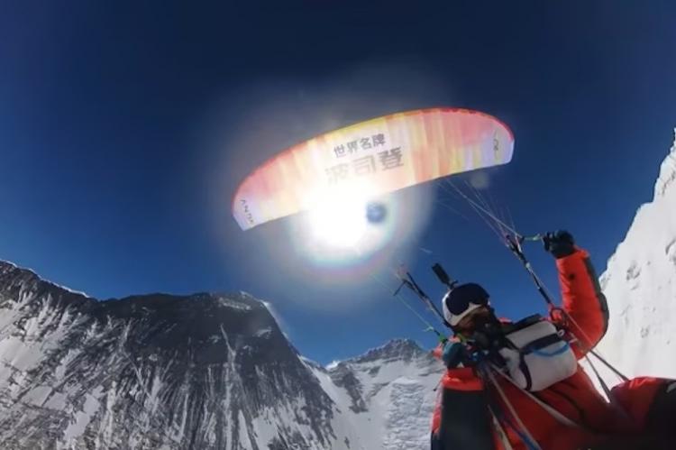 Primer vuelo en parapente en el Everest desde los 8.000 metros