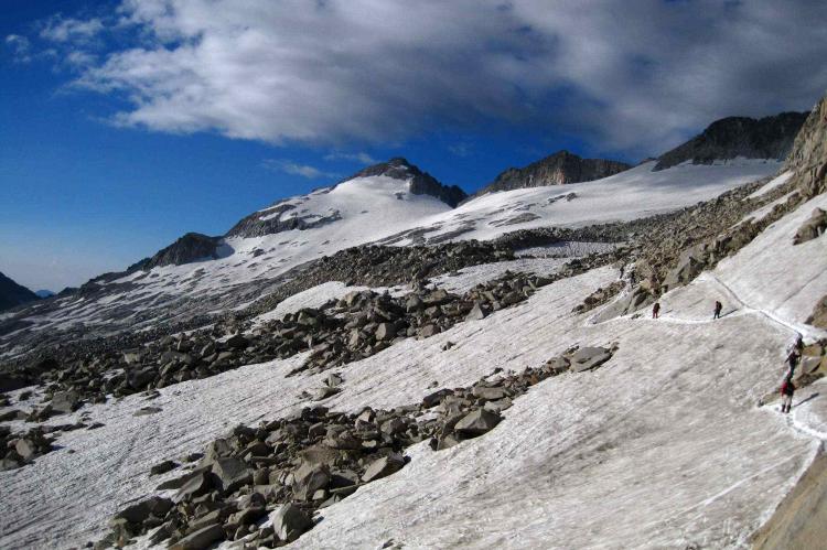 El glaciar del Aneto vuelve amenazar hielo y caída de piedras para los excursionistas