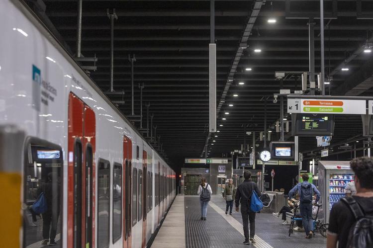 Ferrocarrils instala megafonía inteligente en unas treinta estaciones para garantizar la sonoridad de los mensajes durante el paso de los trenes