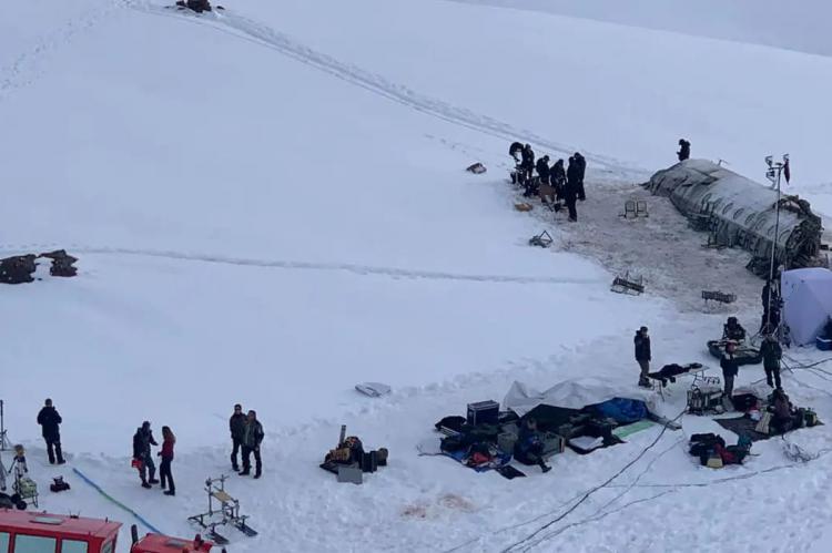 El vídeo “viejo” del avión en Sierra Nevada y la orina negra que están dando que hablar de La Sociedad de la Nieve