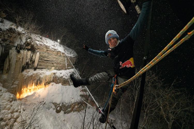 La última locura del slackliner Jaan Roose: cruzar la cascada helada de Valaste en calcetines