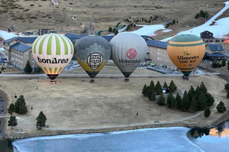 Cuatro globos aerostáticos vuelan desde Vall de Núria por primera vez en la historia