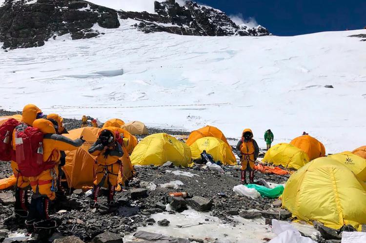 Los alpinistas que suban al Everest deberán bajar con sus desechos fisiológicos 