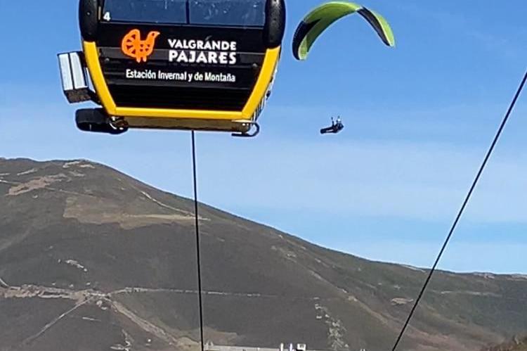 Pajares cambia los esquís por los parapentes