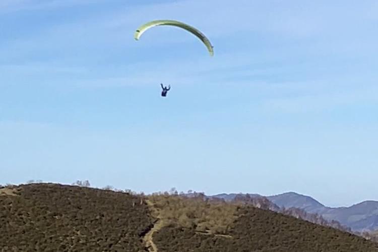 Pajares cambia los esquís por los parapentes