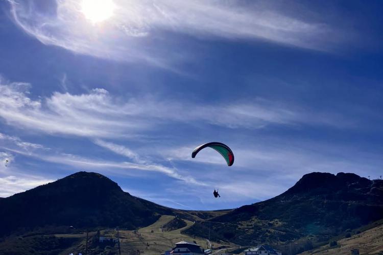 Pajares cambia los esquís por los parapentes