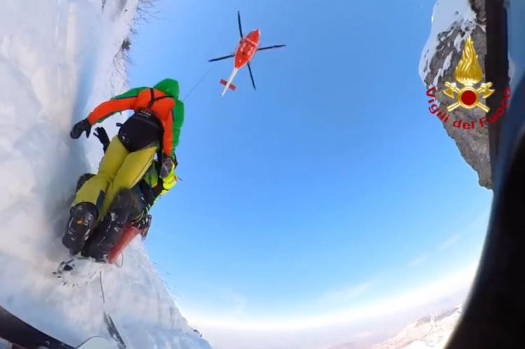 Espectacular rescate de dos esquiadores y un snowboarder en el Monte Modelè