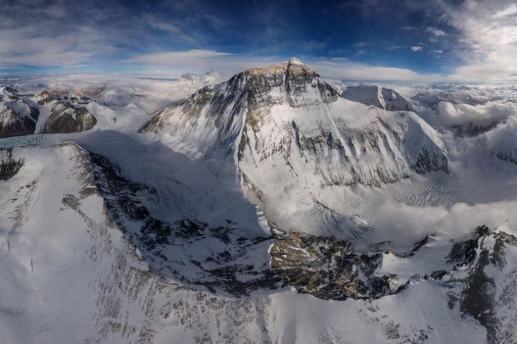 Una flota de drones recogerá basura del Everest