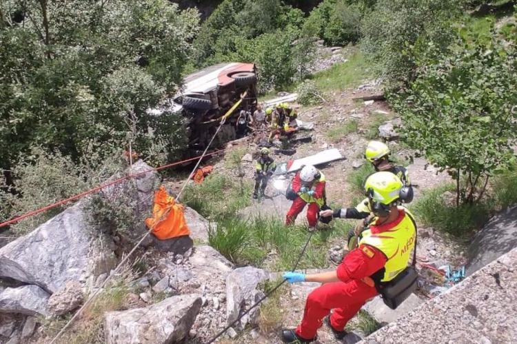 Accidente en el Pirineo: Microbús turístico se despeña y deja siete menores heridos