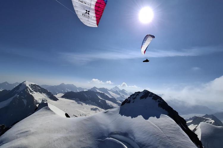 Aventura épica: escalan y vuelan 82 picos de 4.000 metros en los Alpes