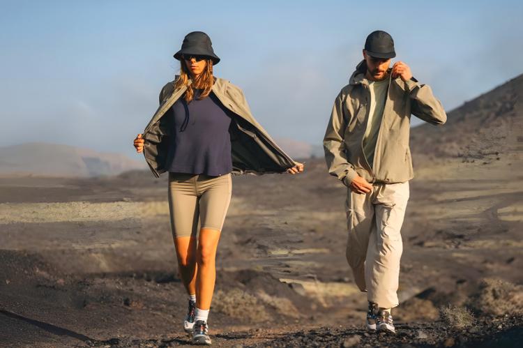 Factores clave para elegir una chaqueta impermeable, cortavientos o de plumas