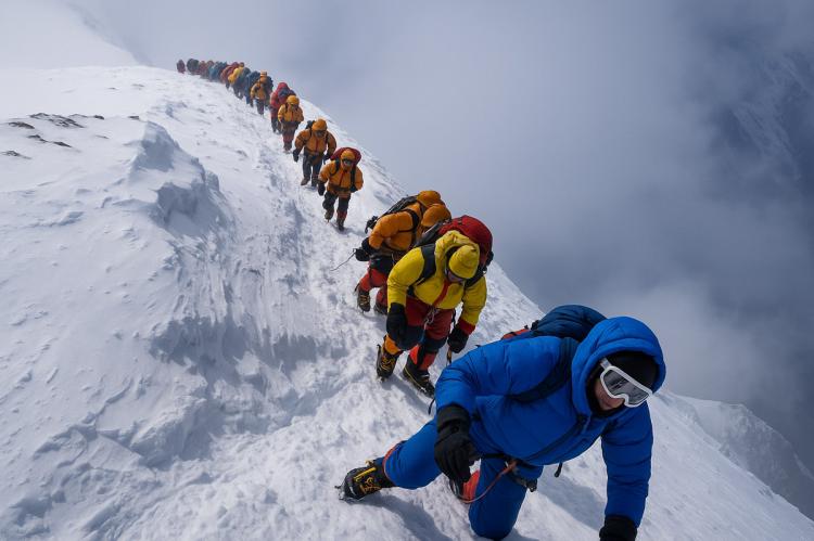 Everest 2025: Nepal prevé una temporada récord de ascensos pese al endurecimiento de las normas