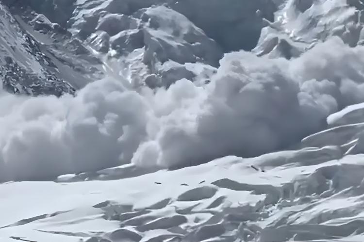 Dos sherpas desaparecidos tras una avalancha en el Annapurna mientras transportaban oxígeno
