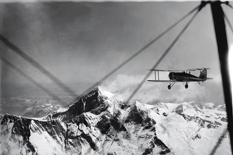 El primer vuelo sobre el Everest cumple 92 años