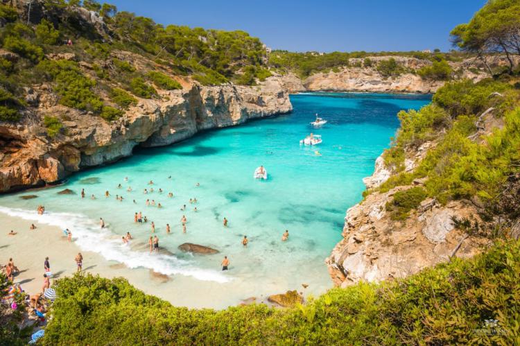 Baleares rompe con los influencers tras la avalancha de 4.000 turistas en una cala de 100 plazas