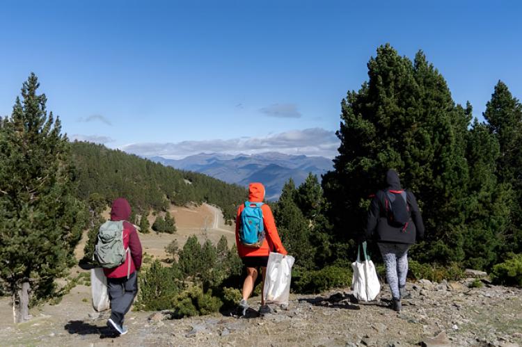 FGC impulsa jornadas de limpieza de residuos en sus seis estaciones de montaña