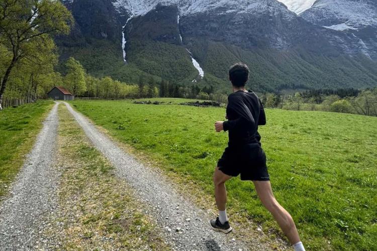 Kilian Jornet pulveriza su récord personal de maratón de montaña entrenando en casa