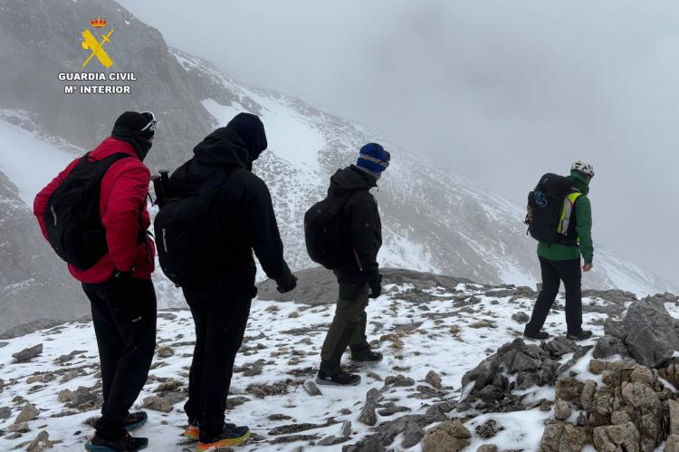 Rescatados tres jóvenes gallegos atrapados por nieve y niebla en los Picos de Europa