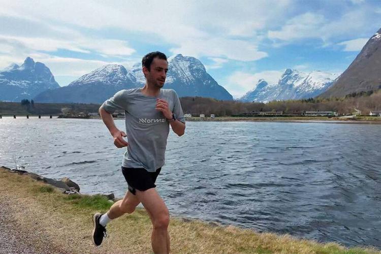 Kilian Jornet se entrena a 45 °C para preparar la Western States 100, su reto más caluroso