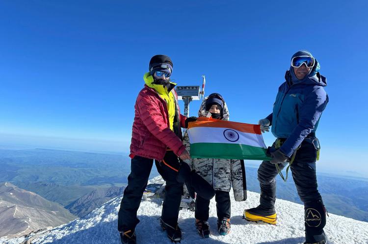 Un nuevo récord en la montaña más alta de Europa: un niño de seis años corona el Elbrus