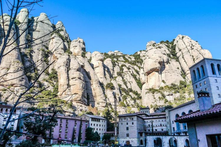 Montserrat restringe la escalada para proteger la nidificación del halcón mostacho