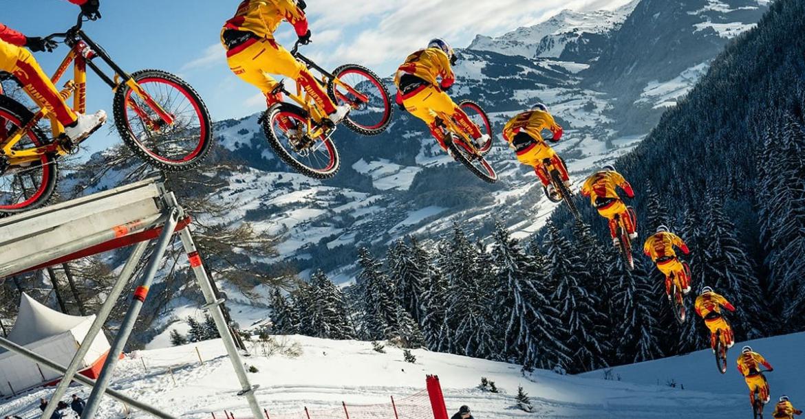 Increíble hazaña de ciclista austríaco descendiendo una de las pista de esquí más peligrosas del planeta en bicicleta