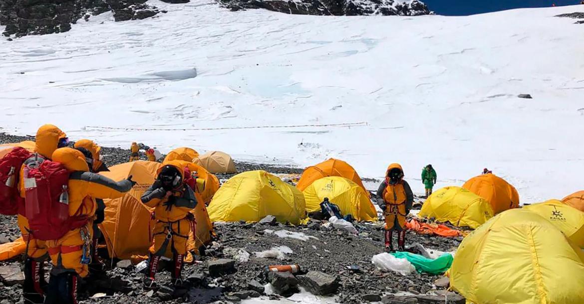 Los alpinistas que suban al Everest deberán bajar con sus desechos fisiológicos 